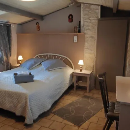 Πανσιόν Chambres, Table D'hotes Et Les Mesanges Saint-Jean-de-Sauves